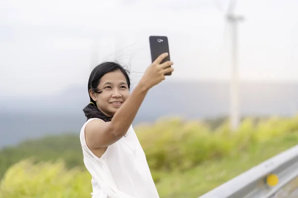 Las Mujeres Asiáticas Están Fotografiando Selfie Desde Teléfono Móvil — Foto de Stock