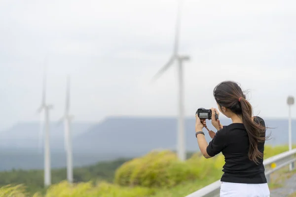 Asiatiska Kvinnor Mycket Glada Att Fotografera Väderkvarnar Och Gräsmarker — Stockfoto