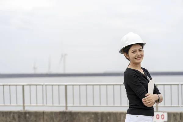 Asiática Engenheiro Feminino Verificando Trabalho — Fotografia de Stock