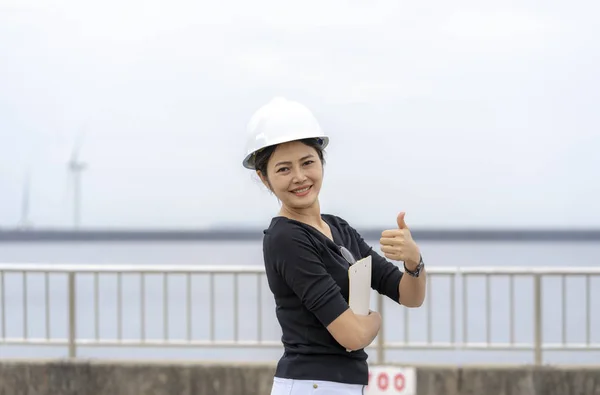 亚洲女工程师检查工作 — 图库照片
