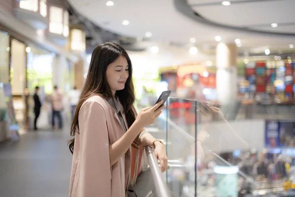 Azjatyckie Kobiety Sprawdzenie Danych Telefonu Komórkowego Centrum Handlowym — Zdjęcie stockowe