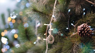 Güzel ışıkları olan Noel ağacı..