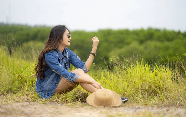 Asiatische Frauen Sitzen Auf Der Grünen Wiese — Stockfoto