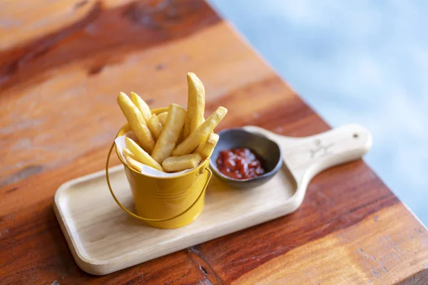 Batatas Fritas Ketchup Sobre Fundo Madeira Bordo — Fotografia de Stock