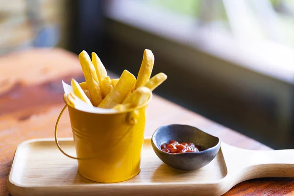 Sült Krumpli Ketchup Fából Készült Hajón Háttér — Stock Fotó