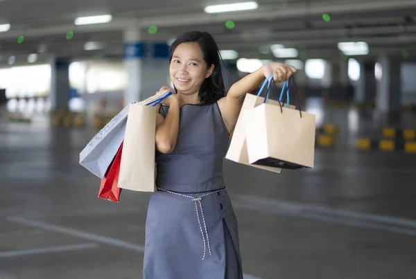 Asiatiske Kvinder Nyder Shopping Indkøbscentret - Stock-foto