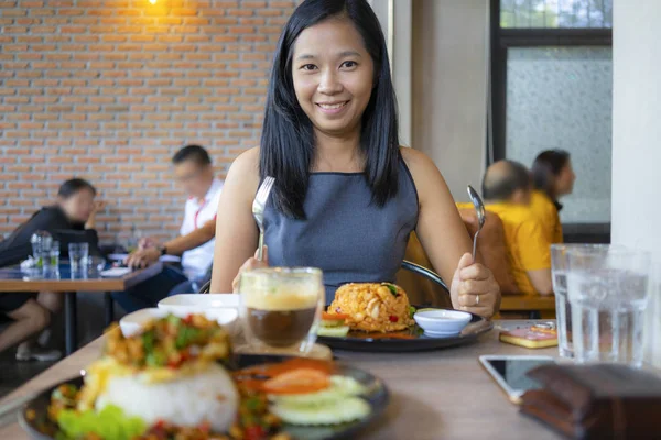 Azjatyckie Kobiety Szczęśliwe Jedzenia Restauracji — Zdjęcie stockowe