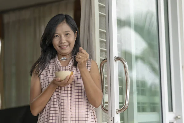 Azjatyckie Kobiety Jeść Jogurt Filiżance — Zdjęcie stockowe