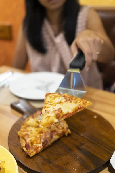 Σέσουλα Την Πίτσα Από Δίσκο — Φωτογραφία Αρχείου