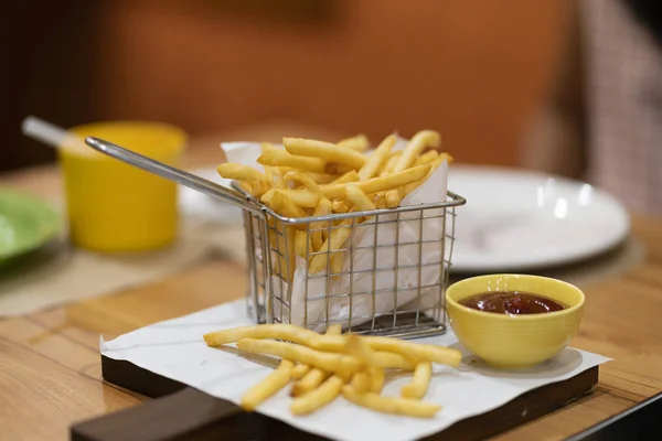 Batatas Fritas Instaladas Uma Bandeja Com Molho — Fotografia de Stock