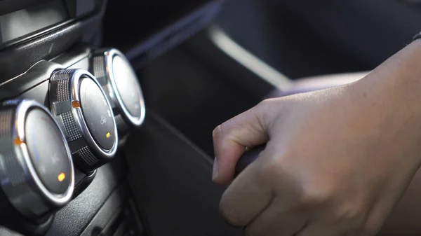 Disparos de cerca, la mano de las mujeres sosteniendo el equipo del coche — Foto de Stock