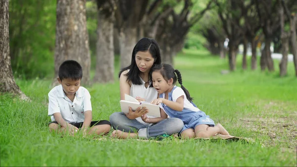 Familia feliz, Madre hija e hijo articulan una actividades por leer — Foto de Stock