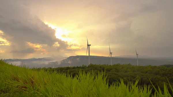 Generador de aerogeneradores en la puesta del sol . — Foto de Stock