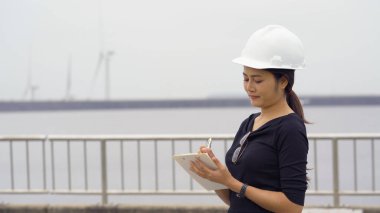 Asya kadın mühendisi işi kontrol, arka plan bir çürüme olduğunu
