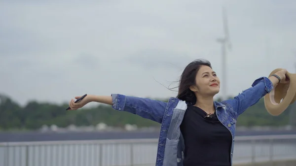 Asiatische Frauen freuen sich über unbeschwerten Sommer, lächeln mit erhobenen Armen — Stockfoto