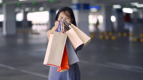 Azjatyckie kobiety pokazują torby, które chodzą na zakupy z centrum szczęśliwie. — Zdjęcie stockowe