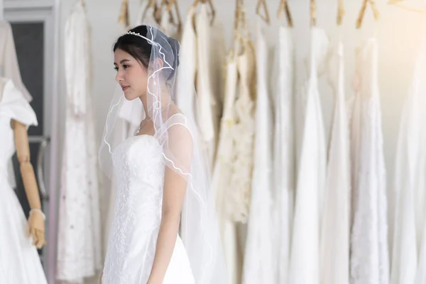 亚洲女人，美丽的新娘在更衣室 — 图库照片