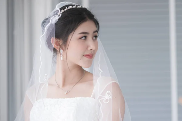 Mulher asiática, bela noiva sorrindo feliz — Fotografia de Stock