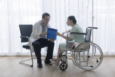 Kıdemli erkek doktor konuştu ve hastanın i hakkında sordu