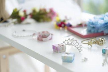 Masaya yerleştirilen uzunluk ve aksesuarları ölçün.