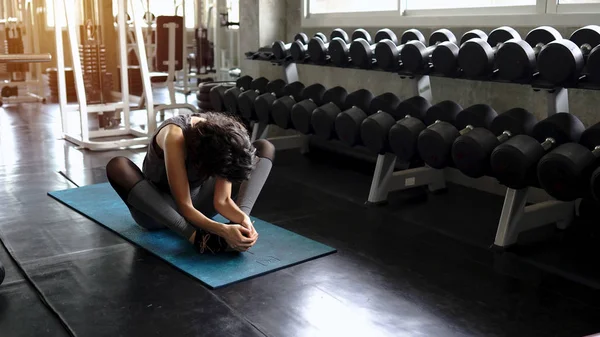 Woman in an athletic look with aerobic exercise stretching loose — Stock Photo, Image