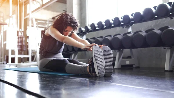 Женщина в спортивном виде с аэробными упражнениями, растягивающимися — стоковое фото