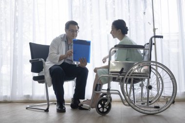 Kıdemli erkek doktor konuştu ve hastanın i hakkında sordu