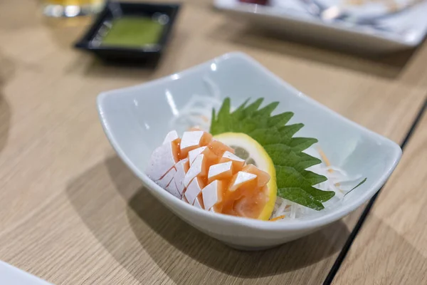 Zalm wordt in een wit schaaltje geplaatst. — Stockfoto