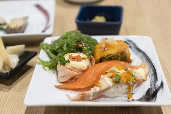 Sushi wordt in een witte schotel geplaatst. — Stockfoto