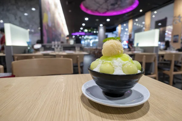 Binsu no copo, colocado na mesa do restaurante — Fotografia de Stock