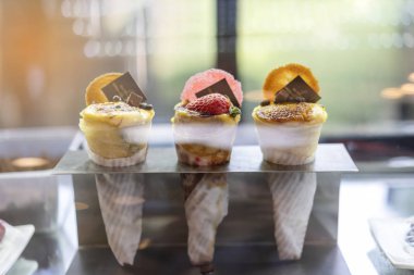 Tatlı, çikolata, güzel sal için hazır tepsiye yerleştirilir