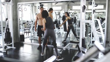 Eğitmen, eğitmen, genç kadınlar ve athl öğretiyor