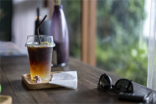 Холодные черные кофе напитки на деревянный стол — стоковое фото