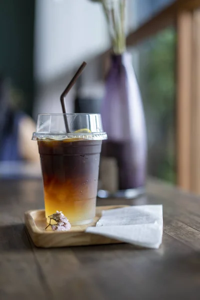 Minuman kopi hitam dingin ditempatkan di atas meja kayu — Stok Foto