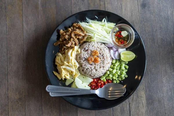 Comida tailandesa, Arroz temperada com pasta de camarão, khaao khlook gabpi — Fotografia de Stock