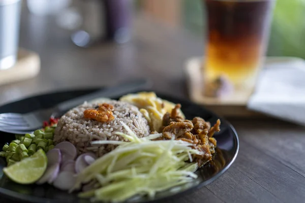 Comida tailandesa, Arroz temperada com pasta de camarão, khaao khlook gabpi — Fotografia de Stock