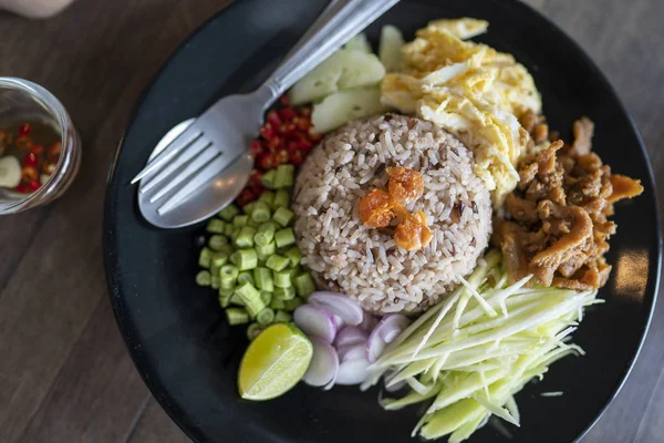 Thailändsk mat, ris kryddat med räkpasta, khaao khlook Gabpi — Stockfoto