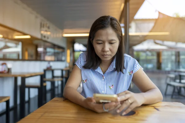 Azji kobieta za pomocą smartfona do zakupów online w c — Zdjęcie stockowe