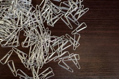 koyu renkli arka plan daki ataçlar