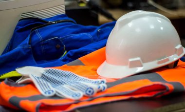 turuncu yelek ve sert şapka