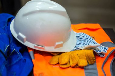 turuncu yelek ve sert şapka