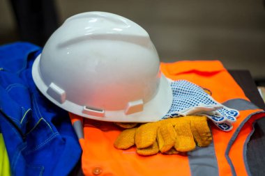 turuncu yelek ve sert şapka