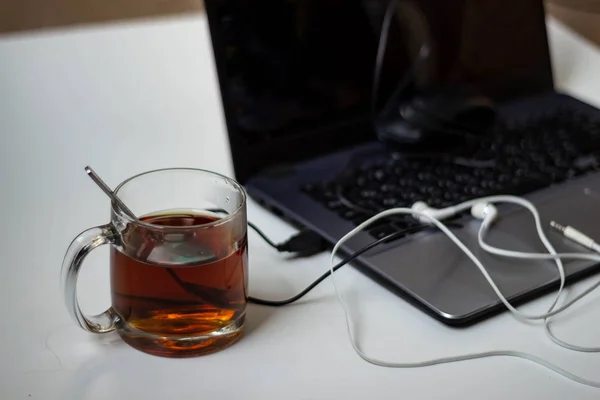 dizüstü bilgisayar kulaklıklar çay bardağı