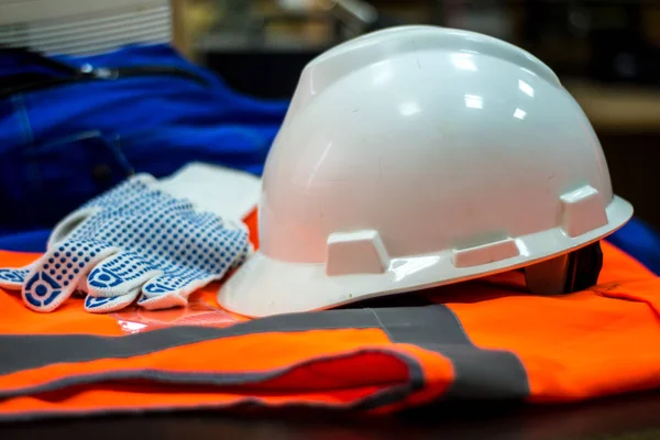 turuncu yelek ve sert şapka