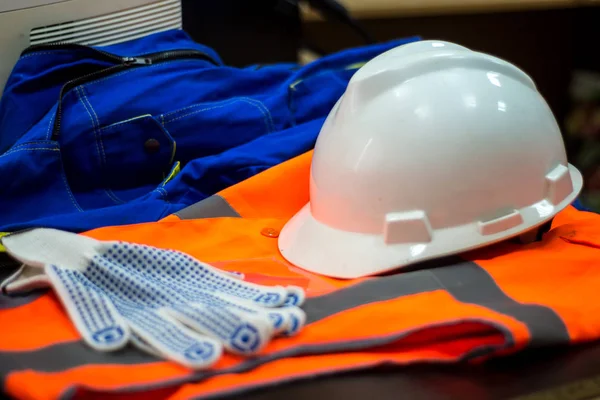 turuncu yelek ve sert şapka