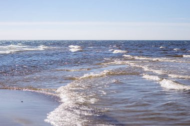 deniz dalgalarında güneş yansıması