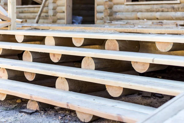 木製の家を建てる — ストック写真