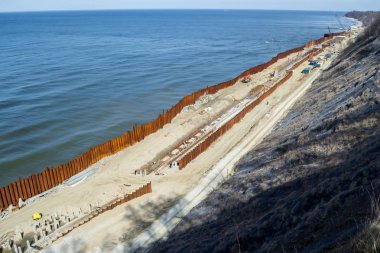 inşaat gezinti altında denize yüksek bir uçurumdan görünümü