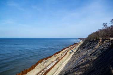 inşaat gezinti altında denize yüksek bir uçurumdan görünümü