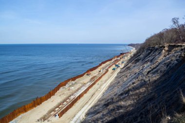 inşaat gezinti altında denize yüksek bir uçurumdan görünümü